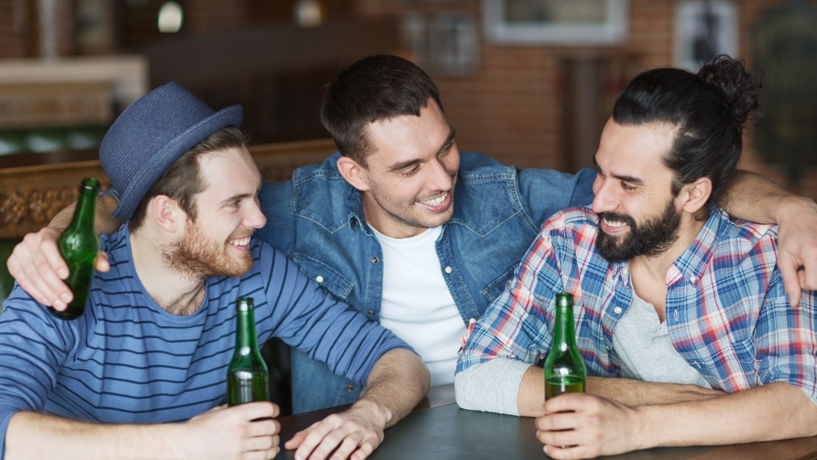 Ирландские мужчины пьют. Счастливые друзья пьют пиво. Male friends. Young pub.
